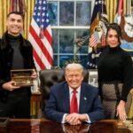 အမေရိကန်သမ္မတ ဒေါ်နယ်ထရမ့်နှင့် ဆော်ဒီအိမ်ရှေ့မင်းသား မိုဟာမက်ဒ် ဘင်ဆာလမန်တို့ ဗဟိုပြုထားသော အိမ်ဖြူတော်ညစာပွဲကြီးအား ဂုဏ်ပြုသည့် ဓာတ်ပုံဖြစ်သည်။ ခမ်းနားသော ထမင်းစားခန်းတွင် စီးပွားရေးလောကထိပ်သီးများ (အီလွန်မက်စ်၊ ဂျက်ဖ်ဘီဇော့စ်)၊ နိုင်ငံရေးခေါင်းဆောင်များနှင့် အားကစားသူရဲကောင်း ခရစ္စတီယာနို ရော်နယ်ဒိုတို့ အပါအဝင် ဧည့်သည်တော်များ စုဝေးနေကြသည်။ ထရမ့်သည် မိုက်ခွက်ကို ကိုင်လျက် မိန့်ခွန်းပြောနေစဉ်၊ အိမ်ရှေ့မင်းသားနှင့် ရော်နယ်ဒိုတို့က စိတ်ဝင်တစားနားထောင်နေပုံကို တွေ့ရမည်။