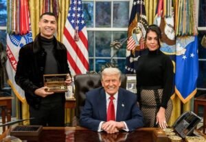 အမေရိကန်သမ္မတ ဒေါ်နယ်ထရမ့်နှင့် ဆော်ဒီအိမ်ရှေ့မင်းသား မိုဟာမက်ဒ် ဘင်ဆာလမန်တို့ ဗဟိုပြုထားသော အိမ်ဖြူတော်ညစာပွဲကြီးအား ဂုဏ်ပြုသည့် ဓာတ်ပုံဖြစ်သည်။ ခမ်းနားသော ထမင်းစားခန်းတွင် စီးပွားရေးလောကထိပ်သီးများ (အီလွန်မက်စ်၊ ဂျက်ဖ်ဘီဇော့စ်)၊ နိုင်ငံရေးခေါင်းဆောင်များနှင့် အားကစားသူရဲကောင်း ခရစ္စတီယာနို ရော်နယ်ဒိုတို့ အပါအဝင် ဧည့်သည်တော်များ စုဝေးနေကြသည်။ ထရမ့်သည် မိုက်ခွက်ကို ကိုင်လျက် မိန့်ခွန်းပြောနေစဉ်၊ အိမ်ရှေ့မင်းသားနှင့် ရော်နယ်ဒိုတို့က စိတ်ဝင်တစားနားထောင်နေပုံကို တွေ့ရမည်။